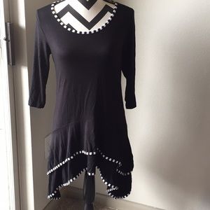. Black and white tunic/dress. 3/4 inch sleeves